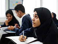 Шведская мусульманка отстояла в суде право не пожимать руки – и получила $4.350