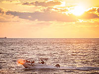 Мужчина и женщина едва не утонули, когда их лодка перевернулась у берегов Хадеры