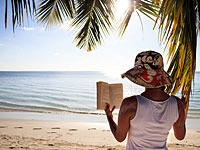 На элитном курорте на Мальдивах требуется продавец книг с проживанием