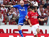 Динамовец забил ударом со своей половины поля. 