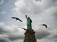 Статуя Свободы эвакуирована в связи бушующим рядом пожаром

