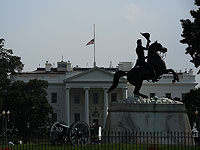 Посмертная победа Маккейна: флаг над Белым домом приспущен до похорон