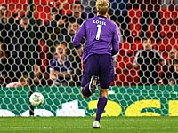 Игрок Премьер-лиги на последних секундах матча забил в свои ворота ударом слету с центра поля