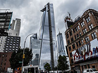 В центре Нью-Йорка вывешен плакат: