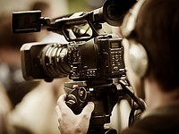 Российский военкор подвергся нападению во время прямого репортажа из Донецка. ВИДЕО