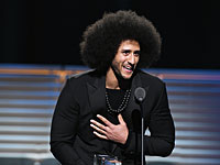 Звезда НФЛ,  не вставший при звуках гимна США, избран лицом компании Nike