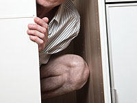 Бежавший из-под ареста неплательщик налогов найден в шкафу своей сожительницы