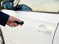 Ученые научились подделывать электронные ключи от Tesla и McLaren