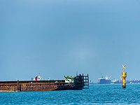 У берегов Индонезии загорелось судно; не менее десяти человек погибли