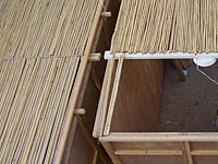 Мужчина упал с четвертого этажа на крышу шалаша соседей и остался жив