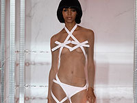 Откровенное продолжение недели моды в Париже. Фоторепортаж