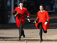 Елизавета II впервые наняла лакея-гея: Олли Робертс уволился через два дня