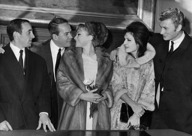 1963. Шарль Азнавур (слева) на свадьбе актрисы Жизель Сандре и сценариста Ричарда Балдуччи 1963. Шарль Азнавур (слева) на свадьбе актрисы Жизель Сандре и сценариста Ричарда Балдуччи