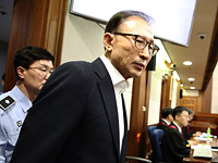 Экс-президент Южной Кореи Ли Мён Бак приговорен к 15 годам тюрьмы