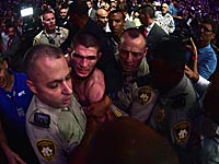 После драки кулаками машут. Хабиб подрался с тренером, Конор - с членом команды Нурмагомедова