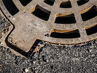 В Негеве двое рабочих отравились при работе в канализационном колодце