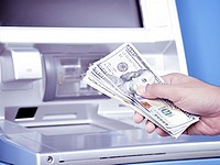 Жителю Североморска, которому банкомат вместо рублей выдал доллары, грозит тюрьма