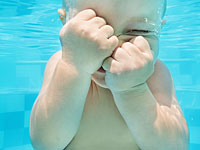 Чудо в Новой Зеландии: местный житель выловил из океана годовалого малыша