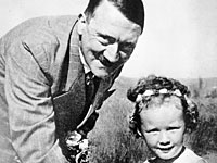 Фотография Гитлера, обнимающего еврейскую девочку, будет продана с аукциона