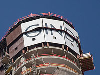 На крышу здания 