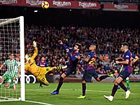 Месси забил два мяча. 