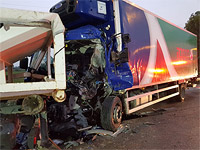 На 40-й трассе столкнулись три грузовика: один погибший, трое пострадавших