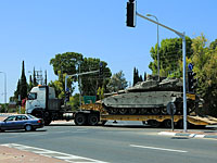 В районе Эшколь горит трейлер с танком