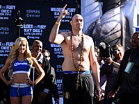 Взвешивание в Лос-Анджелесе: Фьюри на 20 кг тяжелее Уайлдера