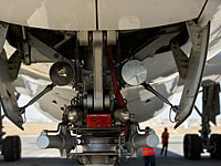 В аэропорту Бен-Гурион совершил аварийную посадку самолет с лопнувшим шасси 