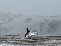Морская полиция провела операцию по спасению двух серфингистов. ВИДЕО
