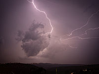 Возле Кфар-Сабы от разряда молнии загорелся микроавтобус 