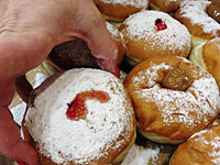 В Бней-Браке 95-летний мужчина едва не умер, подавившись ханукальным пончиком