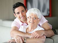 Наша победа: суд заставил МВД предоставить вид на жительство пожилой матери израильтянина
