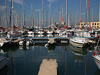 На одном из судов, пришвартованных в порту Герцлии, вспыхнул пожар