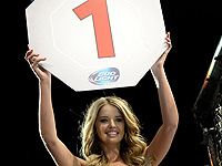 Одна из самых красивых ринг-герл поздравила поклонников эротическими фотографиями