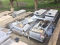 На кладбище в поселке Явнеэль неизвестными вандалами разрушены два надгробия