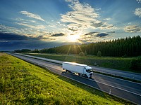 Daimler инвестирует 500 млн евро в создание беспилотных грузовиков