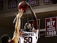 Чемпионат Турции: баскетболист сбил одного соперника ударом мячом, второго - ударил головой в лицо