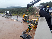 Около Лотема два внедорожника оказались в водяной ловушке. ВИДЕО