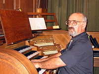 Вы слышите? Звучит орган...