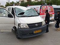 Последствия зимней бури: в Рош а-Айне фонарный столб упал на автомобиль, есть пострадавшие