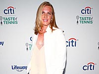 Шубка на голое тело и мысли о вечном: новый образ знаменитой российской теннисистки