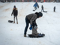 На курорте Хермон двухлетняя девочка получила травмы, катаясь на санках