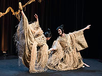 За рамками обыденности: самые необычные показы моды в Париже. Фоторепортаж 
