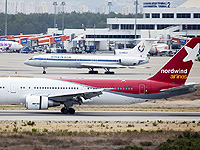 Смерч атаковал Анталью, перевернув автобусы и трапы в аэропорту города