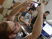 Минюст: молодые израильтяне легкомысленно относятся к защите личной информации в интернете