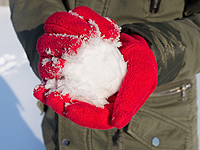 В Киеве боксер избил подростков за снежок, попавший в его автомобиль