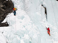 Смельчаки на замерзших водопадах. Фоторепортаж из Италии