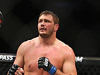 Скандал в Bellator: победитель Емельяненко нокаутировал россиянина ударом в пах. Харитонов доставлен в больницу