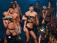 Алкоголь и бикини: студенческий показ мод в Шотландии. Фоторепортаж 
